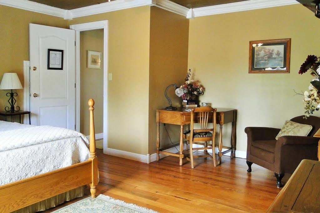 Hill House Bed And Breakfast Loretto Exterior photo